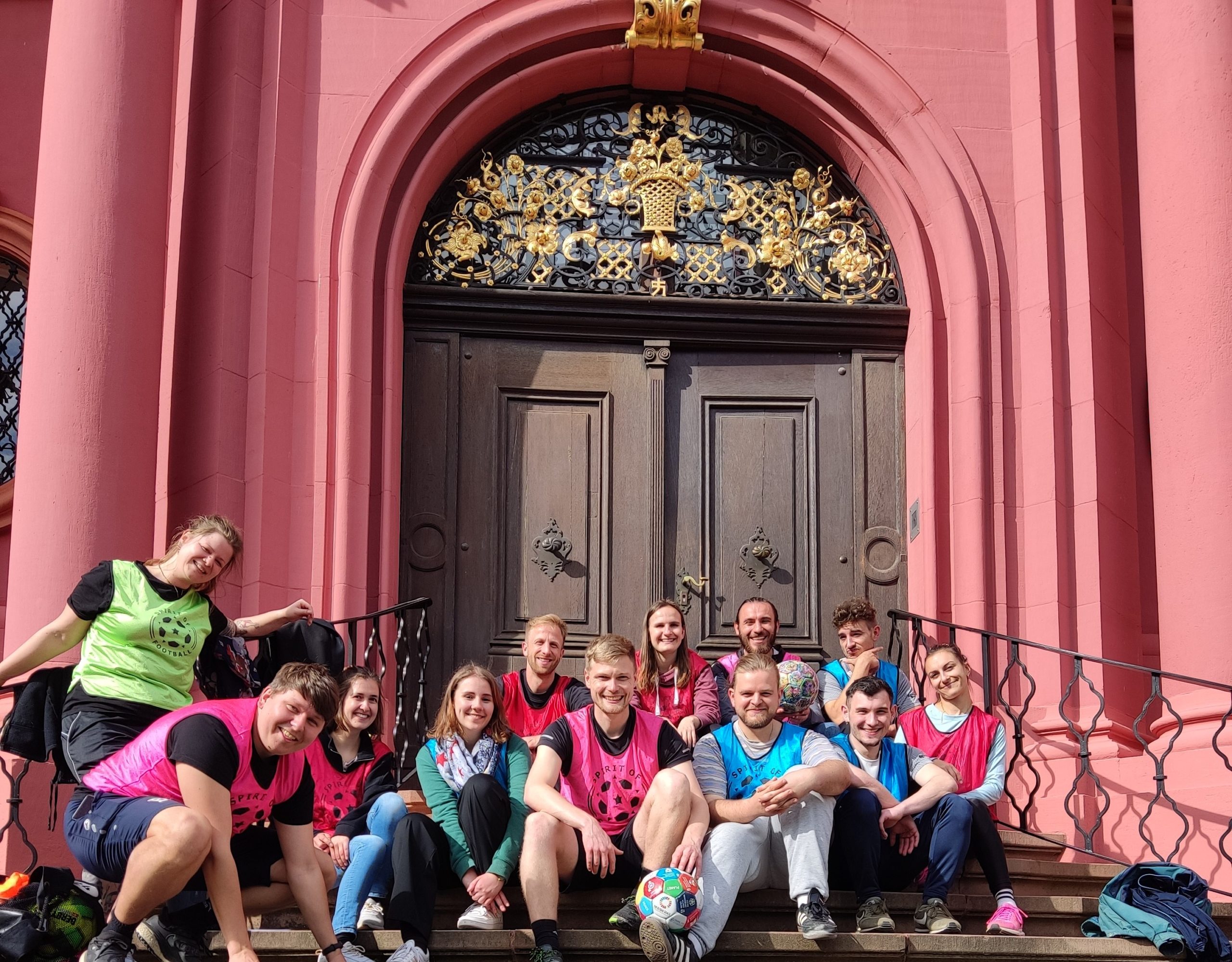 Teamfoto vor dem Haus des Verlags Herder