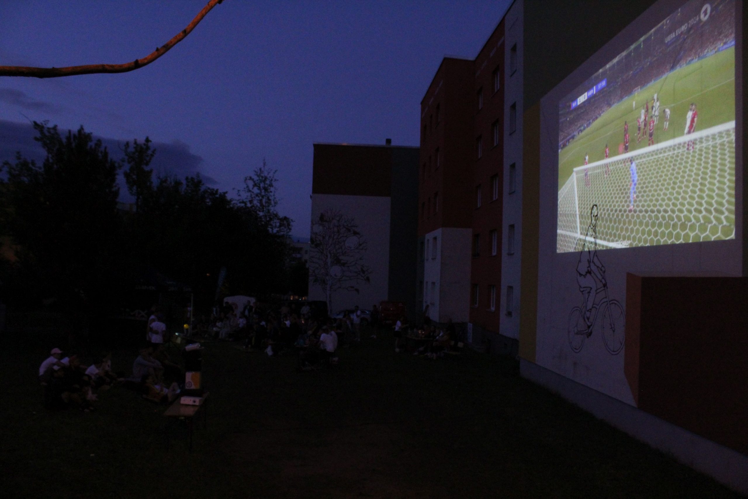 Public Viewing auf der Häuserwand
