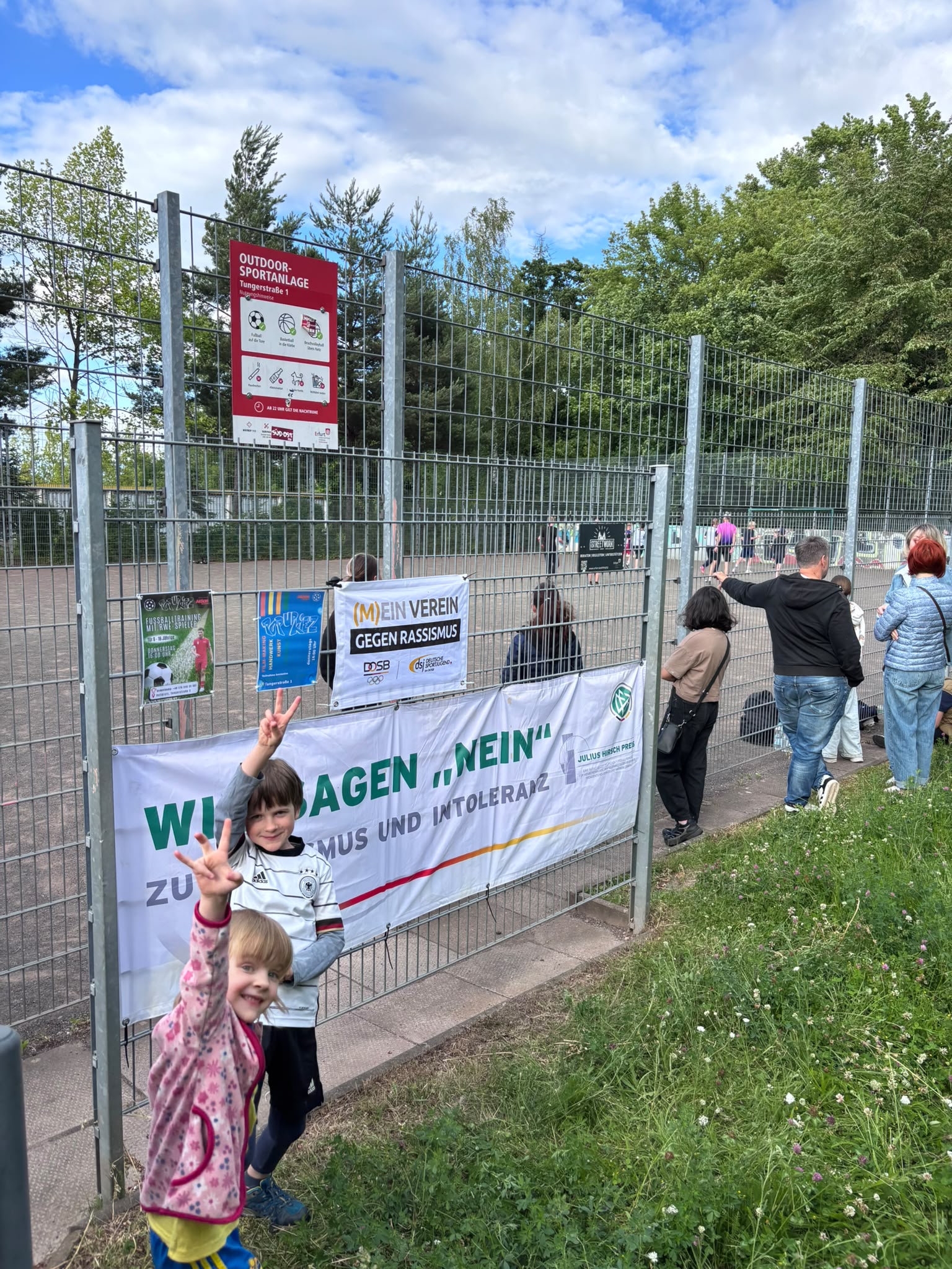 Anstoß der Unified Fußball Spiele am Bolzplatz.