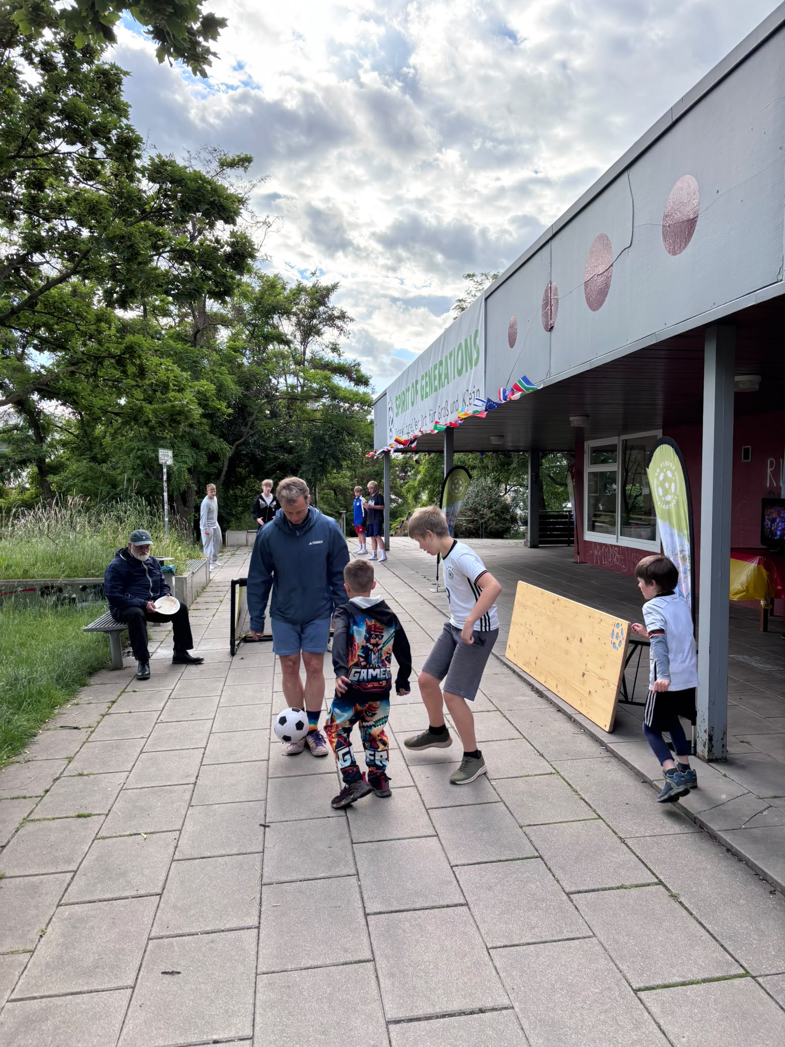 Kicken mit den Kleinsten: Der Fußweg wird zur Zocker-Arena.
