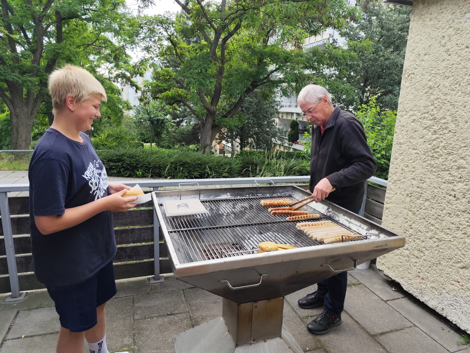 Zum ersten Spiel des DFB-Teams wurde der XXL-Grill scharf gemacht.