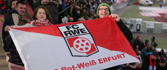 Der Spirit of Football mit Selma aus Albanien (m. Kopftuch) sowie Qamil Selmani (ganz links sitzend) im Steigerwaldstadion. Foto: Sylvio Hoffmann